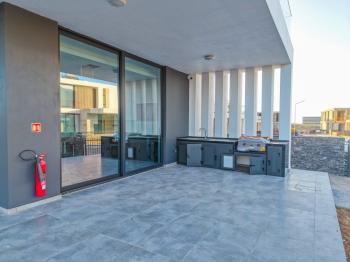 Kıbrıs Girne Çatalköy Bölgesinde Denize Sıfır 960 m2 Arsa İçerisinde 5+1 Lüks Türk Tapulu Villa