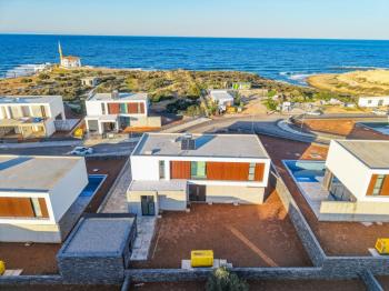 Kıbrıs Girne Çatalköy Bölgesinde Denize Sıfır 960 m2 Arsa İçerisinde 5+1 Lüks Türk Tapulu Villa