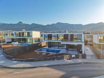 Kıbrıs Girne Çatalköy Bölgesinde Denize Sıfır 960 m2 Arsa İçerisinde 5+1 Lüks Türk Tapulu Villa