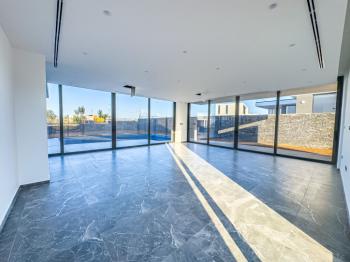 Kıbrıs Girne Çatalköy Bölgesinde Denize Sıfır 960 m2 Arsa İçerisinde 5+1 Lüks Türk Tapulu Villa