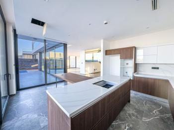 Kıbrıs Girne Çatalköy Bölgesinde Denize Sıfır 960 m2 Arsa İçerisinde 5+1 Lüks Türk Tapulu Villa