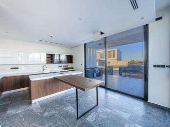 Kıbrıs Girne Çatalköy Bölgesinde Denize Sıfır 960 m2 Arsa İçerisinde 5+1 Lüks Türk Tapulu Villa