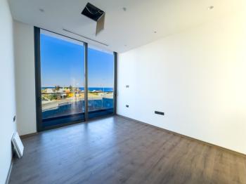 Kıbrıs Girne Çatalköy Bölgesinde Denize Sıfır 960 m2 Arsa İçerisinde 5+1 Lüks Türk Tapulu Villa