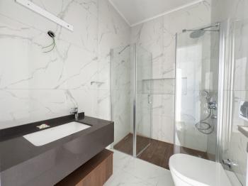 Kıbrıs Girne Çatalköy Bölgesinde Denize Sıfır 960 m2 Arsa İçerisinde 5+1 Lüks Türk Tapulu Villa