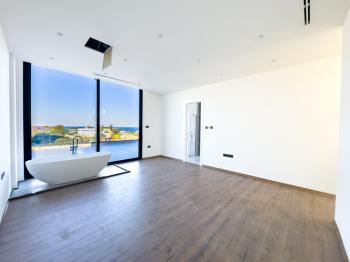 Kıbrıs Girne Çatalköy Bölgesinde Denize Sıfır 960 m2 Arsa İçerisinde 5+1 Lüks Türk Tapulu Villa