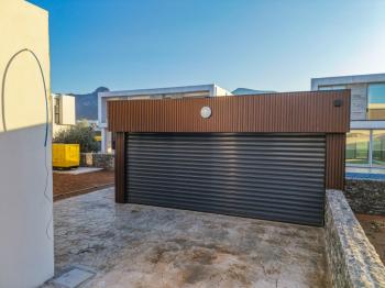 Kıbrıs Girne Çatalköy Bölgesinde Denize Sıfır 960 m2 Arsa İçerisinde 5+1 Lüks Türk Tapulu Villa