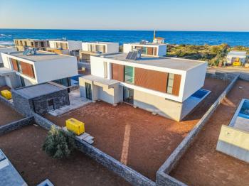 Kıbrıs Girne Çatalköy Bölgesinde Denize Sıfır 960 m2 Arsa İçerisinde 5+1 Lüks Türk Tapulu Villa