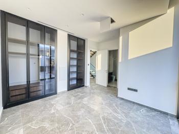 Kıbrıs Girne Çatalköy Bölgesinde Denize Sıfır 960 m2 Arsa İçerisinde 5+1 Lüks Türk Tapulu Villa