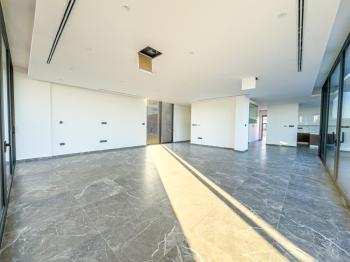 Kıbrıs Girne Çatalköy Bölgesinde Denize Sıfır 960 m2 Arsa İçerisinde 5+1 Lüks Türk Tapulu Villa