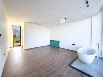 Kıbrıs Girne Çatalköy Bölgesinde Denize Sıfır 960 m2 Arsa İçerisinde 5+1 Lüks Türk Tapulu Villa