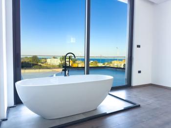 Kıbrıs Girne Çatalköy Bölgesinde Denize Sıfır 960 m2 Arsa İçerisinde 5+1 Lüks Türk Tapulu Villa