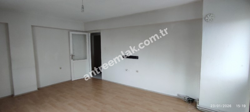 Antre Emlak'tan Kiralık Bahçelievler'de Hastane Yanı Cadde Üstü Doğalgazlı 2+1 Daire