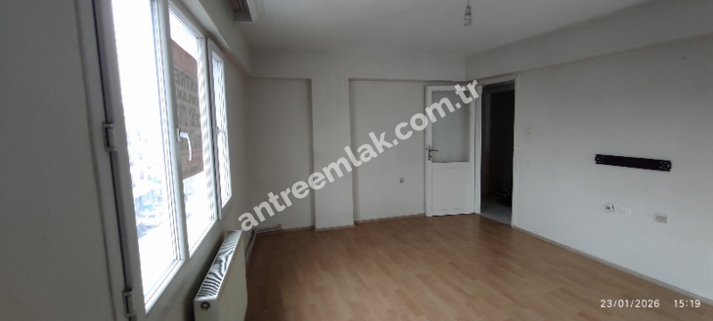 Antre Emlak'tan Kiralık Bahçelievler'de Hastane Yanı Cadde Üstü Doğalgazlı 2+1 Daire