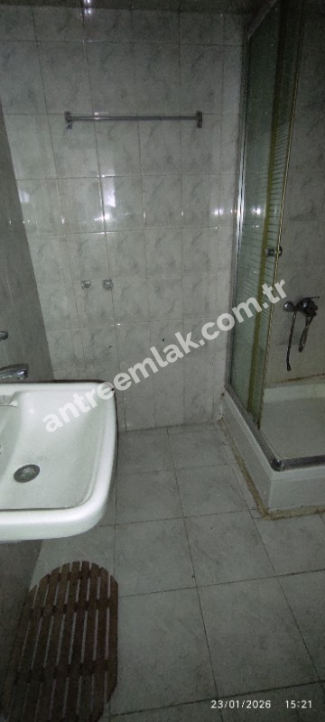 Antre Emlak'tan Kiralık Bahçelievler'de Hastane Yanı Cadde Üstü Doğalgazlı 2+1 Daire