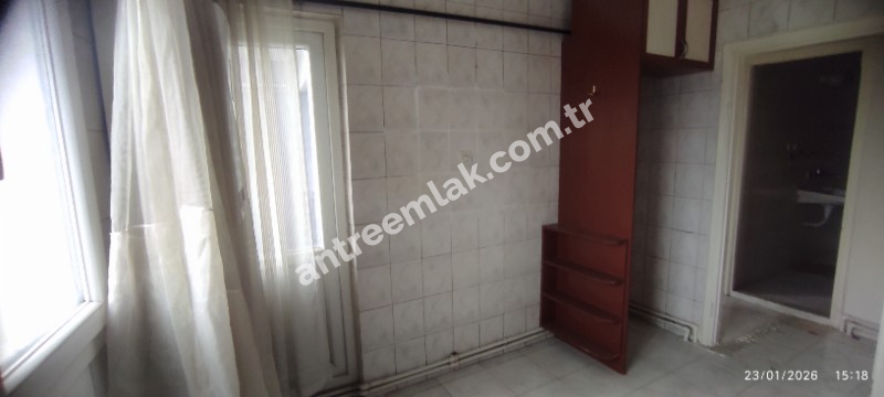 Antre Emlak'tan Kiralık Bahçelievler'de Hastane Yanı Cadde Üstü Doğalgazlı 2+1 Daire