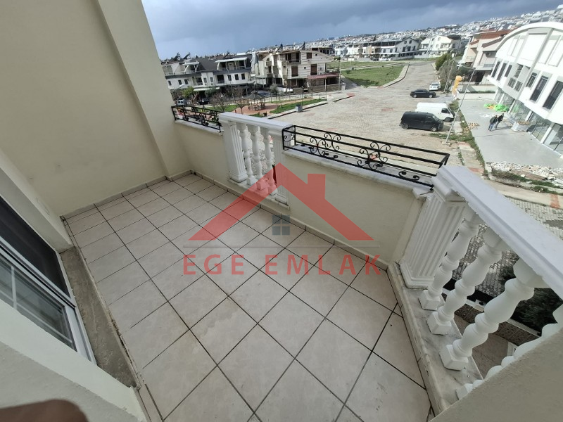 Efeler Mahallesi’nde Havuzlu Sitede Satılık 2+1 Dubleks