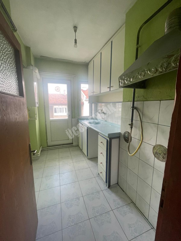 AFYON ÜÇOK EMLAKTAN EŞREFPAŞA MAH KİRALIK TEMİZ BAKIMLI 2+1 ARAKAT DAİRE