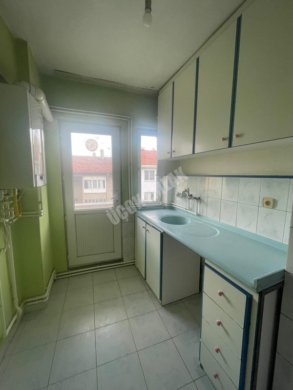 AFYON ÜÇOK EMLAKTAN EŞREFPAŞA MAH KİRALIK TEMİZ BAKIMLI 2+1 ARAKAT DAİRE