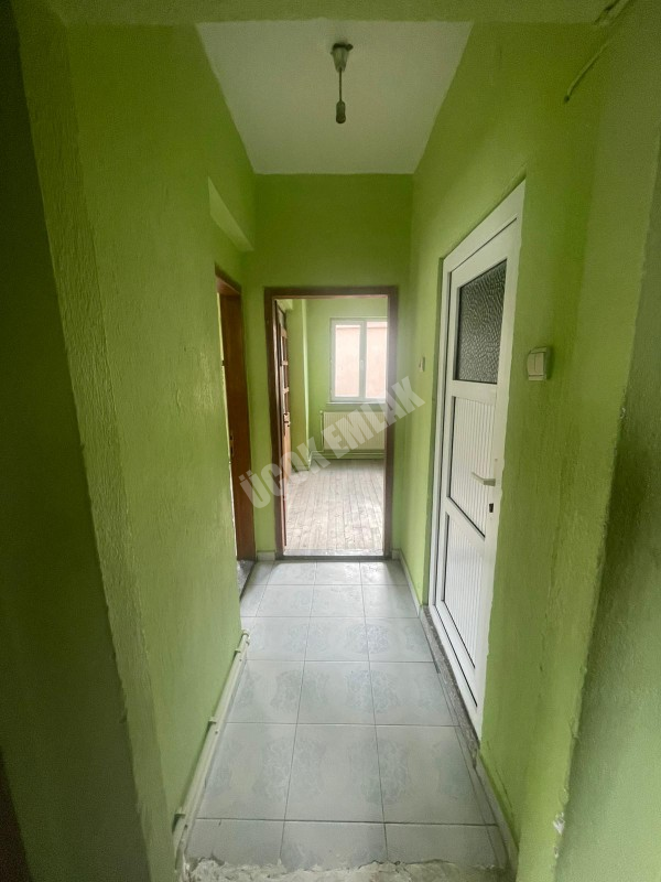 AFYON ÜÇOK EMLAKTAN EŞREFPAŞA MAH KİRALIK TEMİZ BAKIMLI 2+1 ARAKAT DAİRE