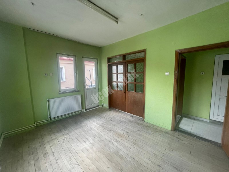 AFYON ÜÇOK EMLAKTAN EŞREFPAŞA MAH KİRALIK TEMİZ BAKIMLI 2+1 ARAKAT DAİRE