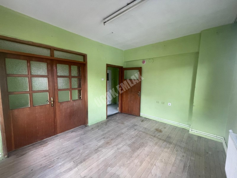 AFYON ÜÇOK EMLAKTAN EŞREFPAŞA MAH KİRALIK TEMİZ BAKIMLI 2+1 ARAKAT DAİRE