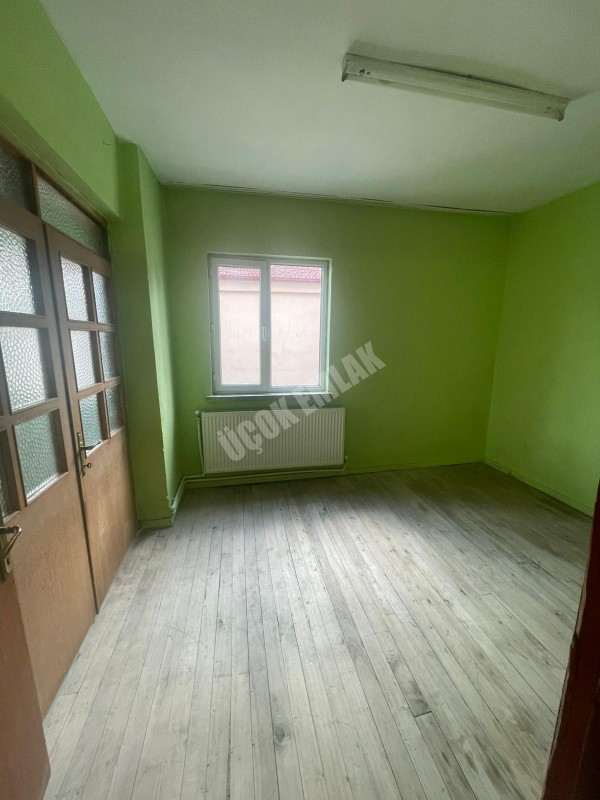 AFYON ÜÇOK EMLAKTAN EŞREFPAŞA MAH KİRALIK TEMİZ BAKIMLI 2+1 ARAKAT DAİRE