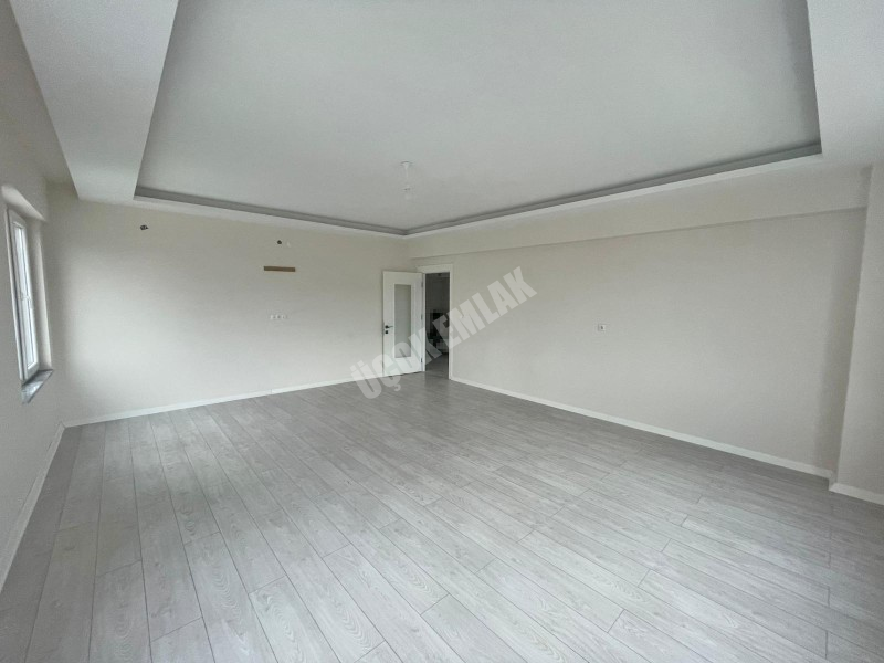 AFYON ÜÇOK EMLAKTAN SÜLÜN DE ANA YOL ÜZERİ KİRALIK ARAKAT 3+1 ASANSÖRLÜ LÜX GENİŞ DAİRE