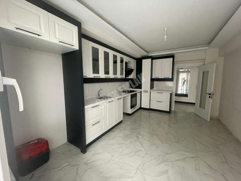 AFYON ÜÇOK EMLAKTAN SÜLÜN DE ANA YOL ÜZERİ KİRALIK ARAKAT 3+1 ASANSÖRLÜ LÜX GENİŞ DAİRE