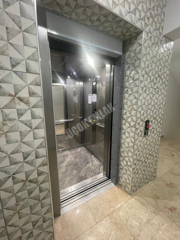 AFYON ÜÇOK EMLAKTAN SÜLÜN DE ANA YOL ÜZERİ KİRALIK ARAKAT 3+1 ASANSÖRLÜ LÜX GENİŞ DAİRE