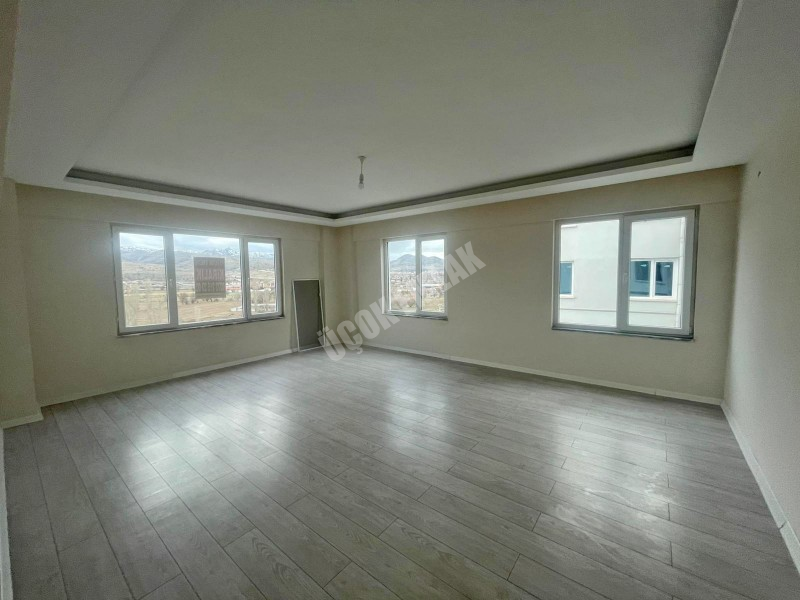 AFYON ÜÇOK EMLAKTAN SÜLÜN DE ANA YOL ÜZERİ KİRALIK ARAKAT 3+1 ASANSÖRLÜ LÜX GENİŞ DAİRE