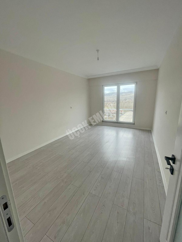 AFYON ÜÇOK EMLAKTAN SÜLÜN DE ANA YOL ÜZERİ KİRALIK ARAKAT 3+1 ASANSÖRLÜ LÜX GENİŞ DAİRE