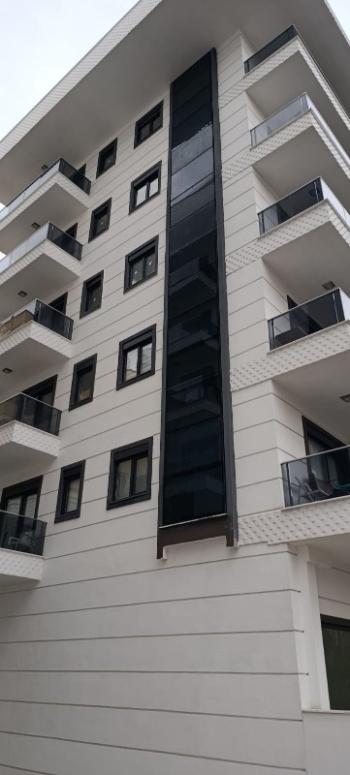 U samom centru Mahmutlara, unutar pijace utorkom, prodaje se hitno lijep i održavan 1+1 stan u zgradi staroj 3 godine.