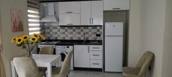 U samom centru Mahmutlara, unutar pijace utorkom, prodaje se hitno lijep i održavan 1+1 stan u zgradi staroj 3 godine.