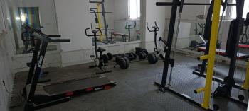 U samom centru Mahmutlara, unutar pijace utorkom, prodaje se hitno lijep i održavan 1+1 stan u zgradi staroj 3 godine.