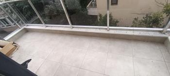 U samom centru Mahmutlara, unutar pijace utorkom, prodaje se hitno lijep i održavan 1+1 stan u zgradi staroj 3 godine.