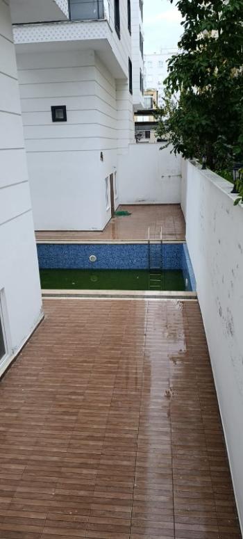 U samom centru Mahmutlara, unutar pijace utorkom, prodaje se hitno lijep i održavan 1+1 stan u zgradi staroj 3 godine.