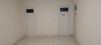 U samom centru Mahmutlara, unutar pijace utorkom, prodaje se hitno lijep i održavan 1+1 stan u zgradi staroj 3 godine.