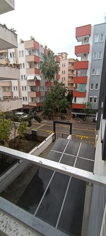 U samom centru Mahmutlara, unutar pijace utorkom, prodaje se hitno lijep i održavan 1+1 stan u zgradi staroj 3 godine.