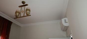 U samom centru Mahmutlara, unutar pijace utorkom, prodaje se hitno lijep i održavan 1+1 stan u zgradi staroj 3 godine.