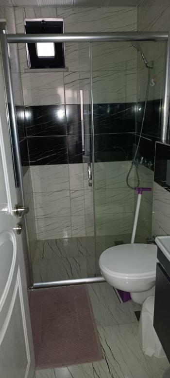 U samom centru Mahmutlara, unutar pijace utorkom, prodaje se hitno lijep i održavan 1+1 stan u zgradi staroj 3 godine.