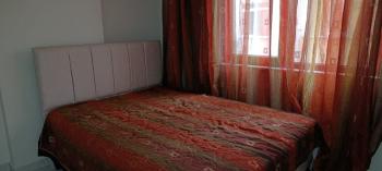 U samom centru Mahmutlara, unutar pijace utorkom, prodaje se hitno lijep i održavan 1+1 stan u zgradi staroj 3 godine.