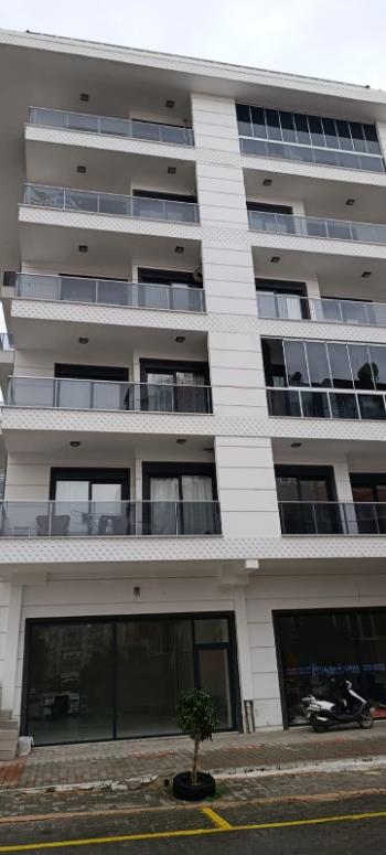 U samom centru Mahmutlara, unutar pijace utorkom, prodaje se hitno lijep i održavan 1+1 stan u zgradi staroj 3 godine.