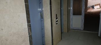 U samom centru Mahmutlara, unutar pijace utorkom, prodaje se hitno lijep i održavan 1+1 stan u zgradi staroj 3 godine.