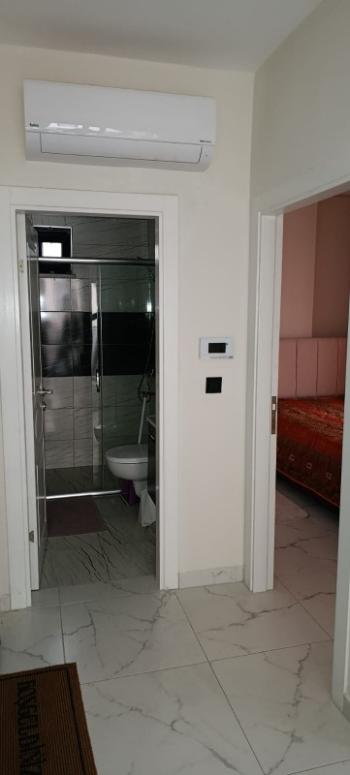 U samom centru Mahmutlara, unutar pijace utorkom, prodaje se hitno lijep i održavan 1+1 stan u zgradi staroj 3 godine.