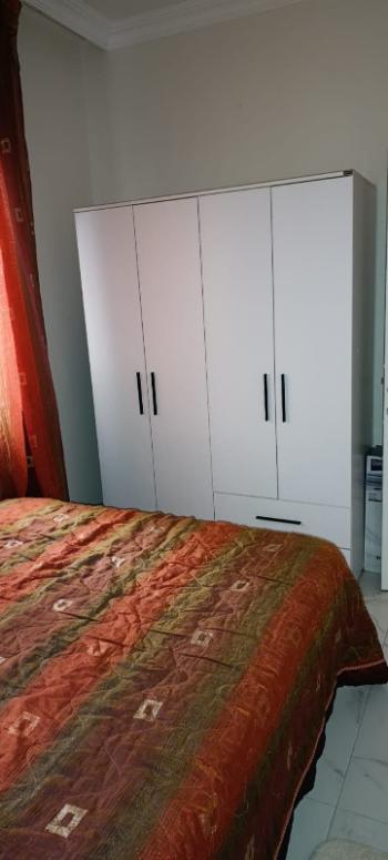 U samom centru Mahmutlara, unutar pijace utorkom, prodaje se hitno lijep i održavan 1+1 stan u zgradi staroj 3 godine.