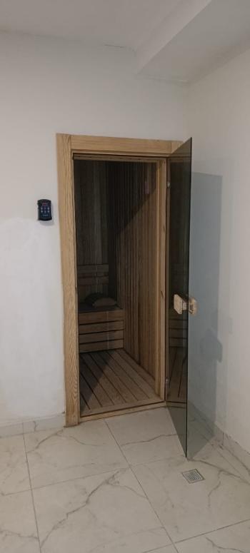 U samom centru Mahmutlara, unutar pijace utorkom, prodaje se hitno lijep i održavan 1+1 stan u zgradi staroj 3 godine.