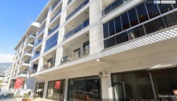 U samom centru Mahmutlara, unutar pijace utorkom, prodaje se hitno lijep i održavan 1+1 stan u zgradi staroj 3 godine.