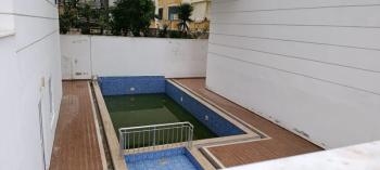 U samom centru Mahmutlara, unutar pijace utorkom, prodaje se hitno lijep i održavan 1+1 stan u zgradi staroj 3 godine.