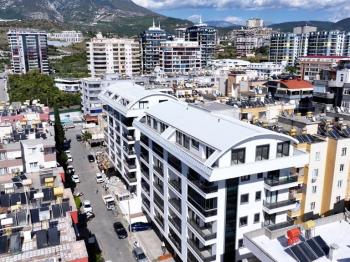 U samom centru Mahmutlara, unutar pijace utorkom, prodaje se hitno lijep i održavan 1+1 stan u zgradi staroj 3 godine.