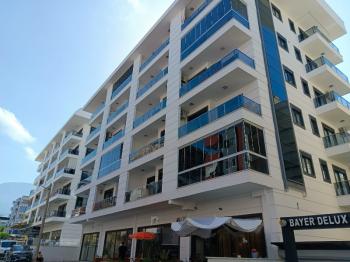 U samom centru Mahmutlara, unutar pijace utorkom, prodaje se hitno lijep i održavan 1+1 stan u zgradi staroj 3 godine.